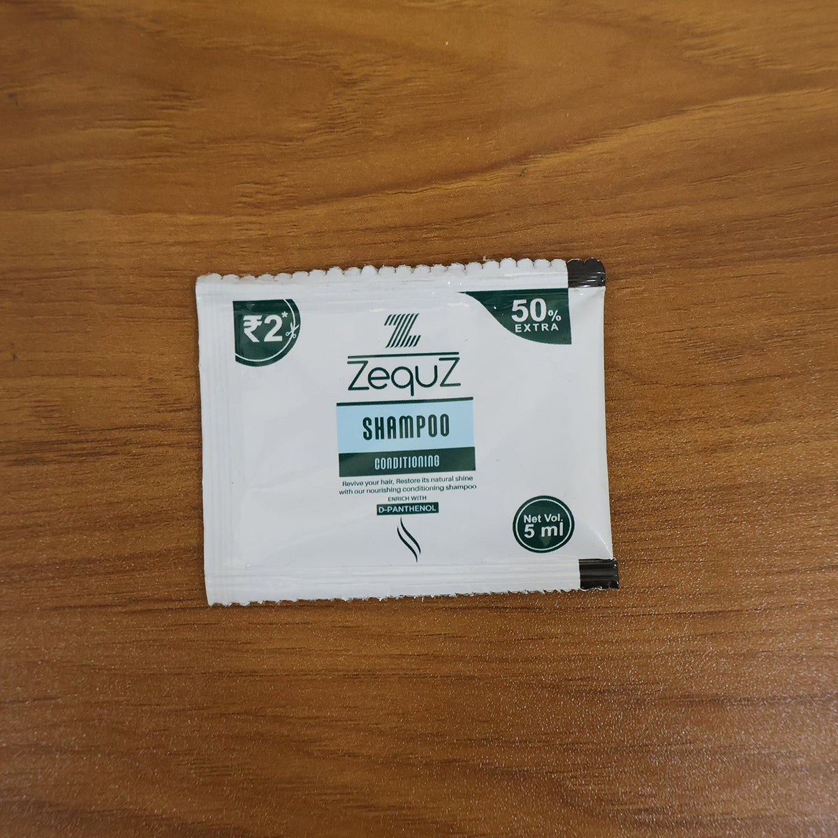 Easy-to-tear travel shampoo sachet with nourishing hair care properties