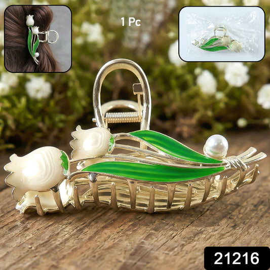 Stylish floral decorative hair claw clip featuring pearl detail