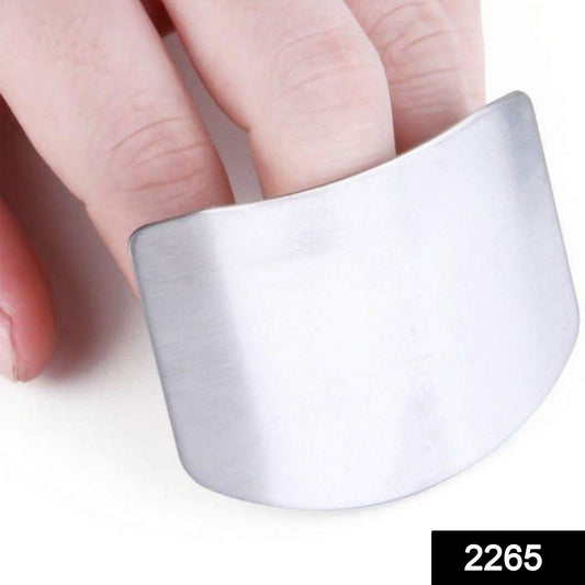 Close-up of the Cisora finger guard, highlighting its design for safe vegetable slicing.